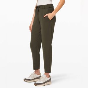 Lululemon 7/8 crop on the fly pant